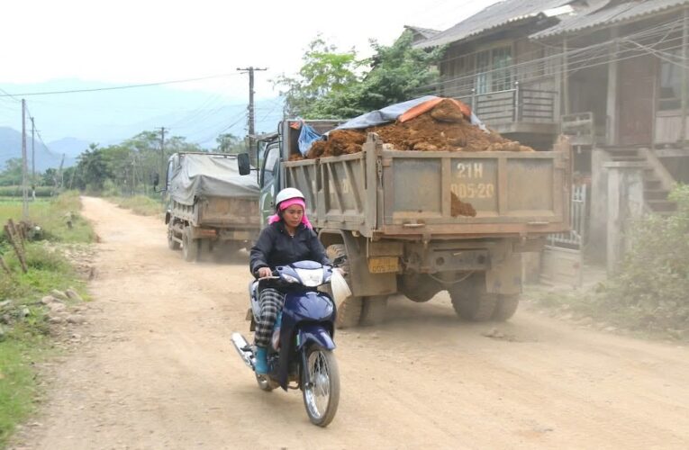Lào Cai: Đường xuống cấp nghiêm trọng, người dân mong chờ con đường mới