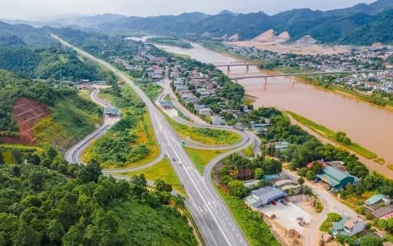 Cấm xe tải nặng, xe khách trên 29 chỗ chạy làn 1 cao tốc Nội Bài – Lào Cai