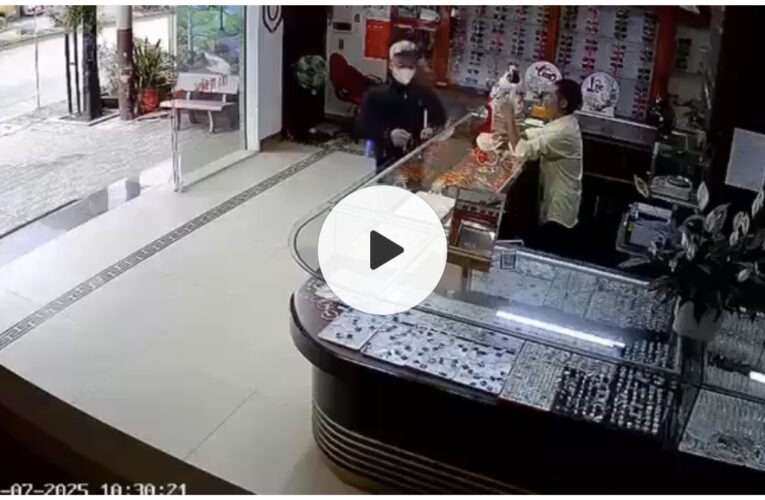 Thanh niên cướp tiệm vàng ở Thái Nguyên bị người dân vây bắt
