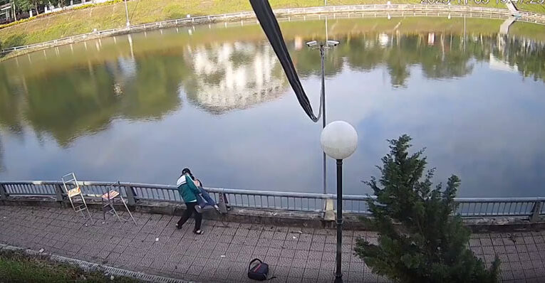 Nam sinh lớp 8 ở Lào Cai hất bạn xuống hồ sau khi đâm nhiều nhát